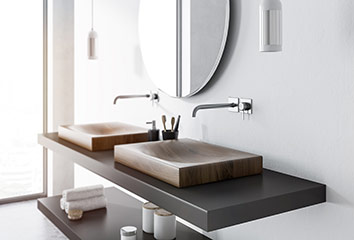 Moderne Holz-Waschbecken in weißem Badezimmer